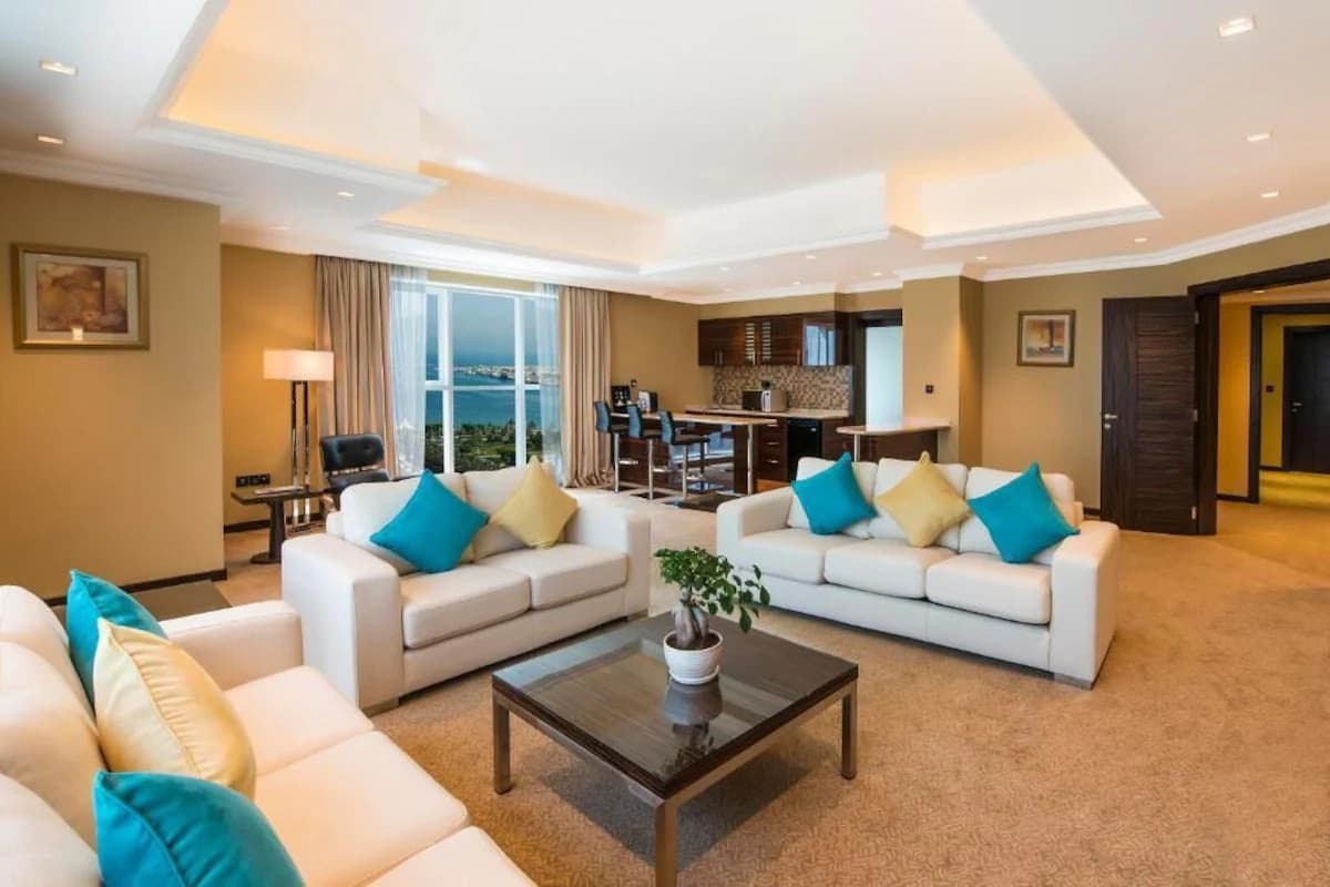 Luxuriöse Royal Suite in der Nähe des Electra Pak Abu Dhabi - Wohnbereich
