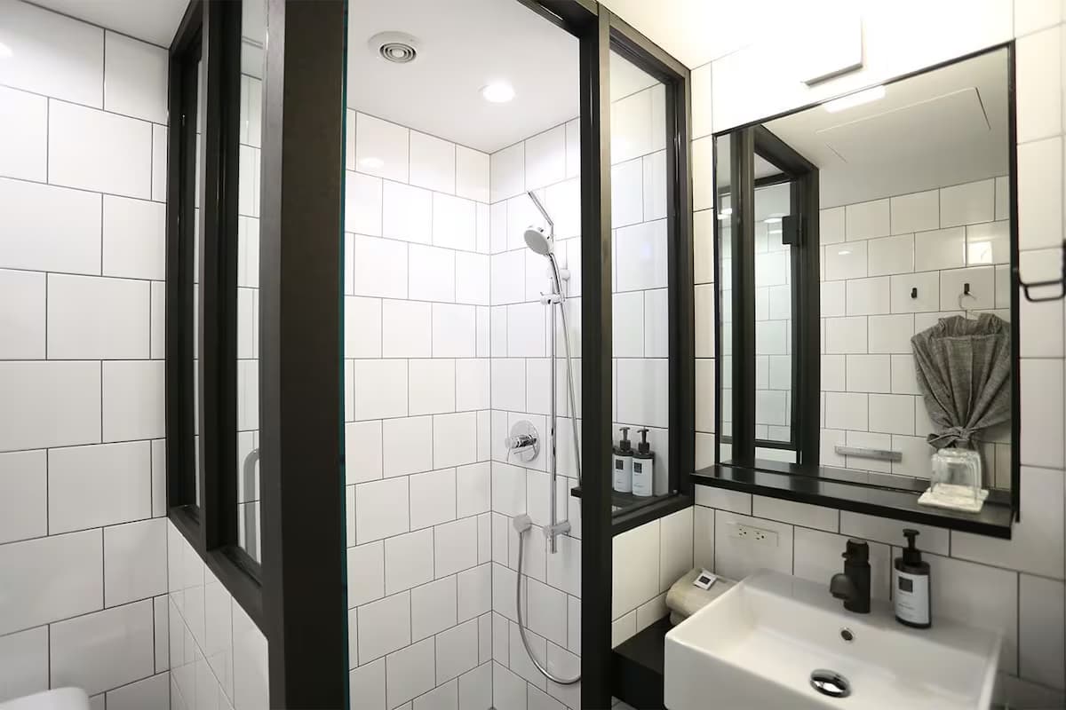 Hipes Zimmer in einem künstlerischen Hotel in Shibuya - Badezimmer
