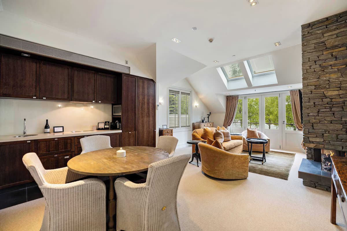 Creighton 2- Spacious lakeshore apartment - Wohnbereich
