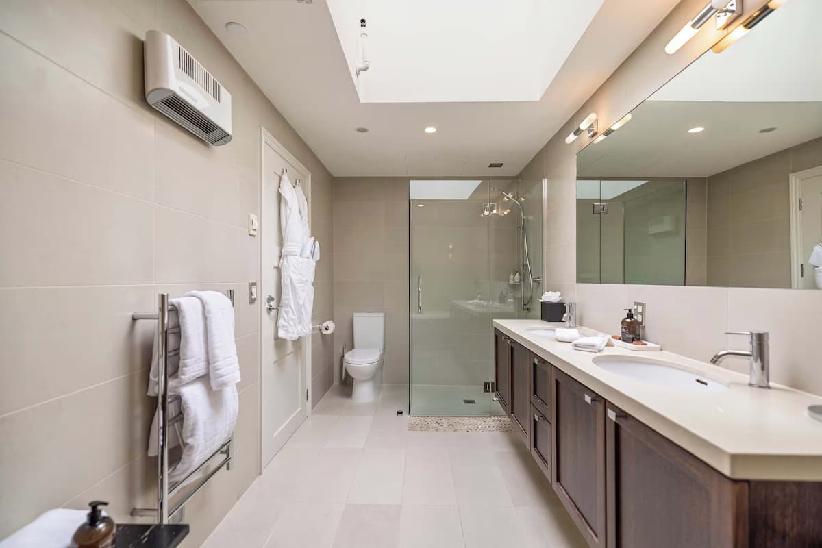 Creighton 2- Spacious lakeshore apartment - Badezimmer