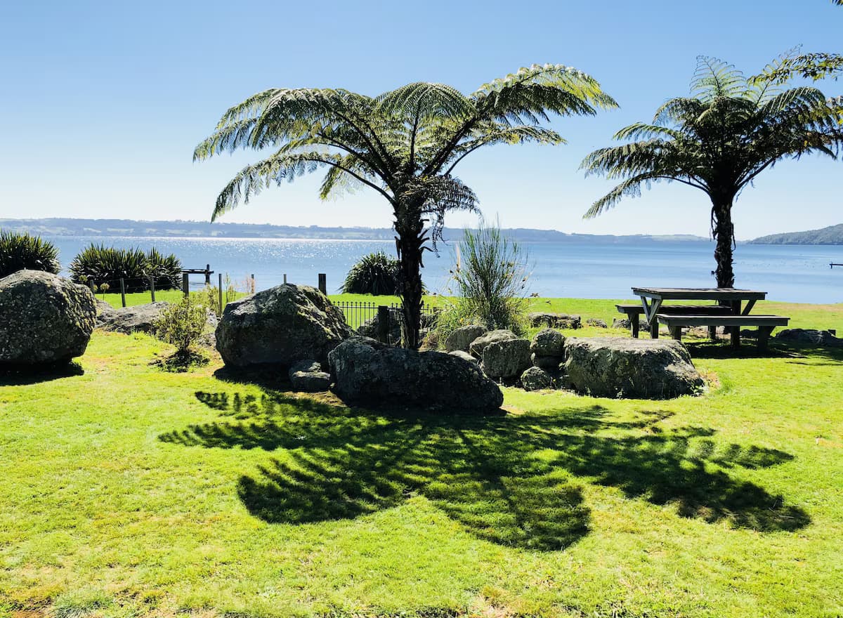 Gemini Lodge Rotorua Ein Paradies am See - Außenbereich