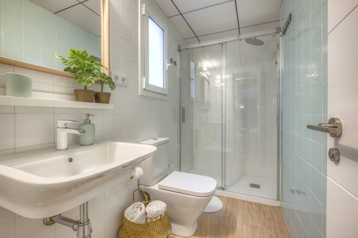 Apartment mit Balkon an der fantastischen Rambla Catalunya - Badezimmer