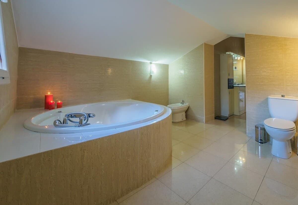 Haustierfreundliche Villa Mas Mestre mit Bergblick, Pool und WLAN - Badezimmer