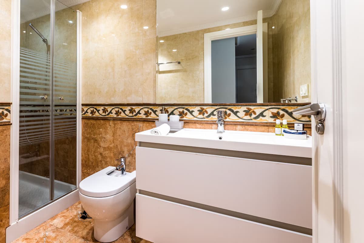 LA CONCHA BEACHVIEW: Superior-Apartment für 8 Personen. Erste Strandreihe. - Badezimmer