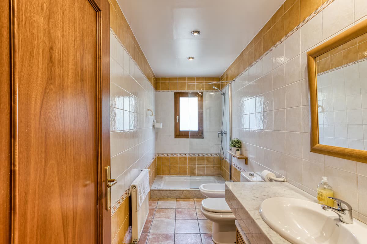 "Fantastic Family Villa" in Strandnähe mit privatem Pool, Garten, Terrassen, Balkon, Klima & Wi-Fi - Badezimmer