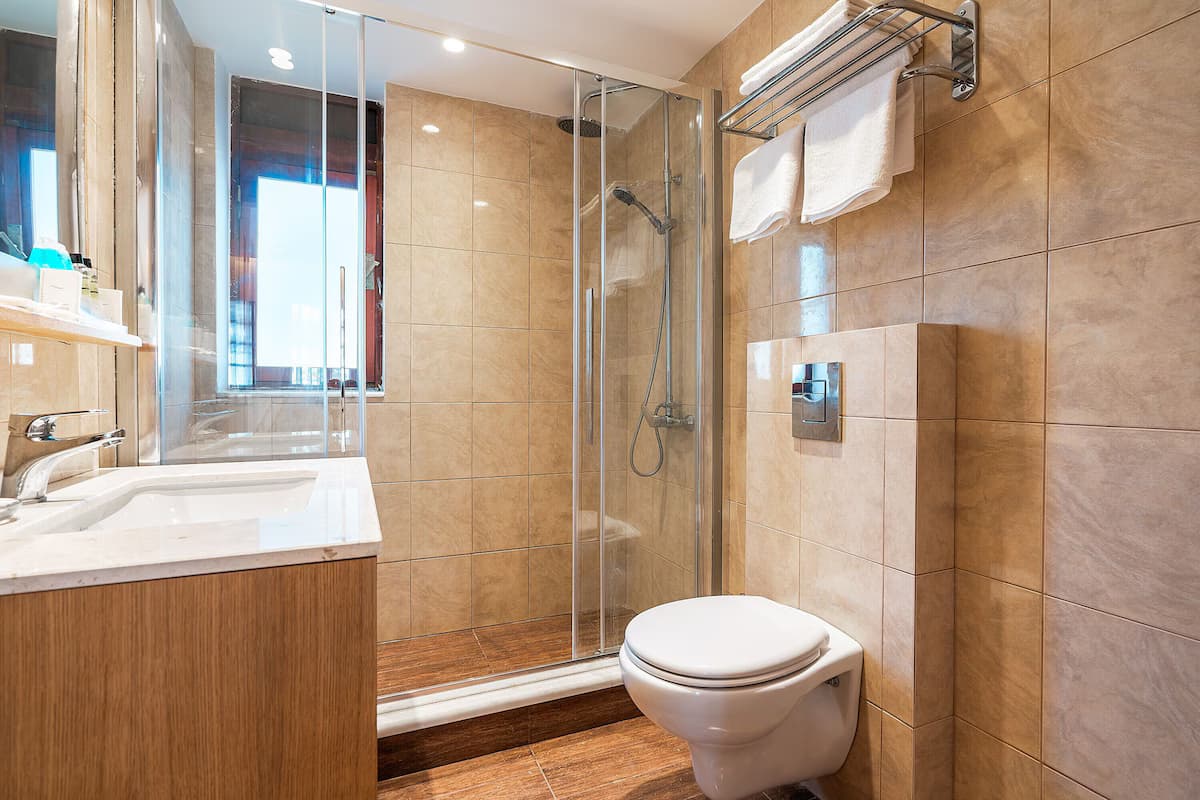 Ferienwohnung in einem Hotel 'Amaryllis Fully Equipped Beach Front House' mit Gemeinschaftspool - Badezimmer