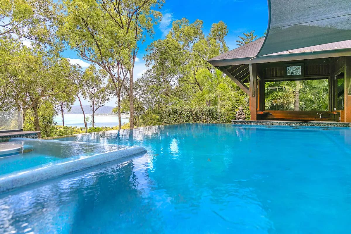 Haus im balinesischen Resort-Stil, Meerblick, Pool mit Wasserrand - Pool