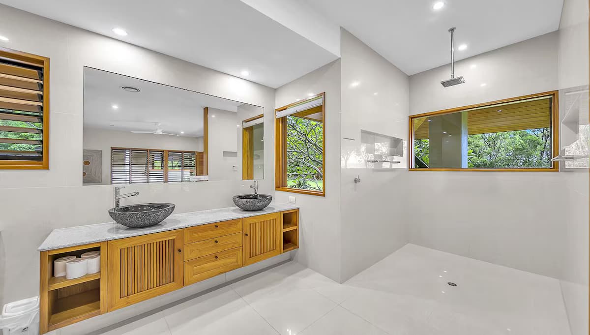 Haus im balinesischen Resort-Stil, Meerblick, Pool mit Wasserrand - Badezimmer