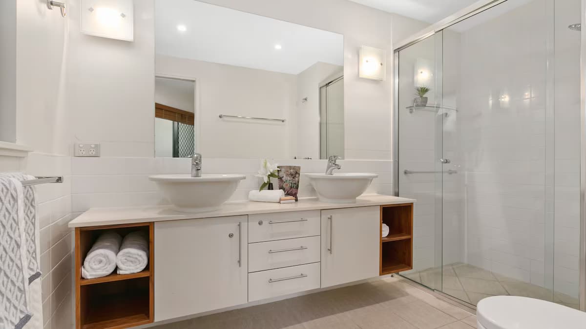 Apartment am Strand mit Meerblick - Badezimmer