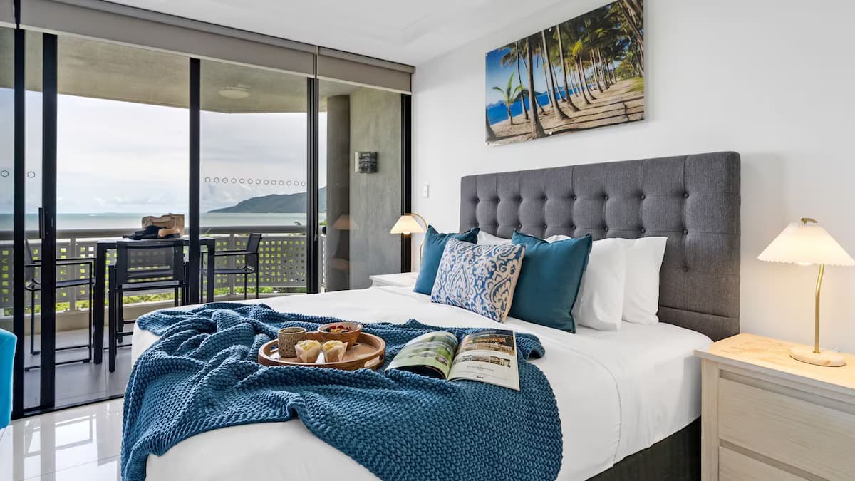 Belle Escapes 73 Rydges Plaza Esplanade mit Meer- und Stadtblick - Schlafzimmer