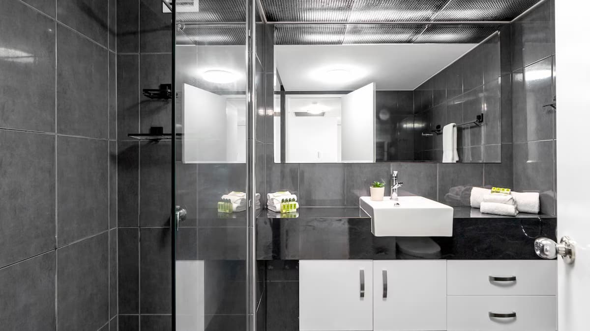 Belle Escapes 73 Rydges Plaza Esplanade mit Meer- und Stadtblick - Badezimmer