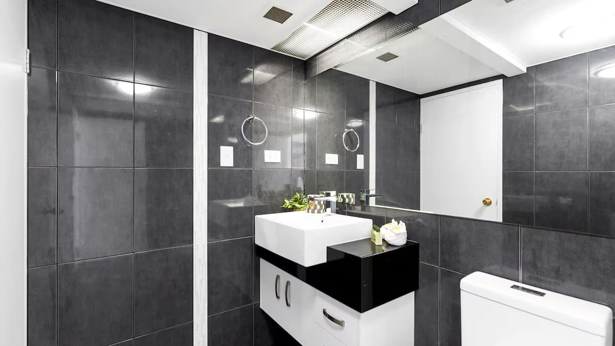 Rydges Plaza Esplanade Luxuriöse 2-Zimmer-Wohnung - Badezimmer