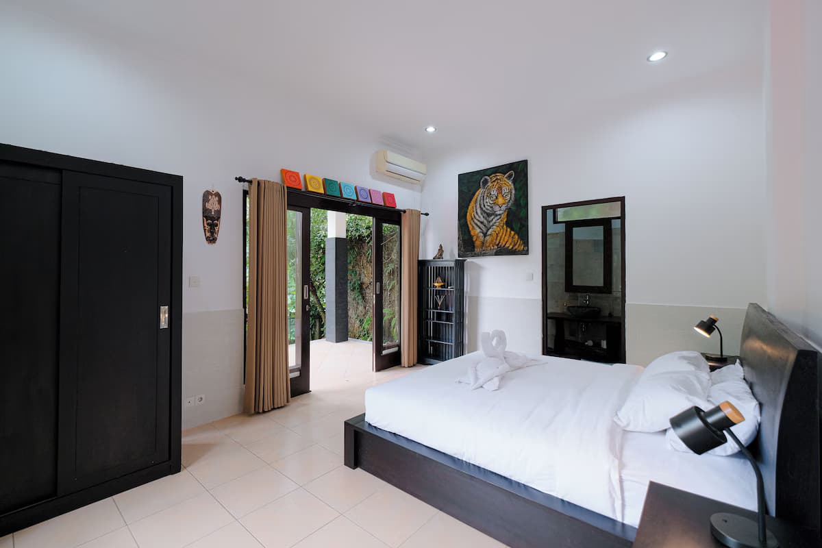 Wegy House-3-Bett-Zimmer im Zentrum von Ubud Whit Private Pool in den Dschungel - Schlafzimmer