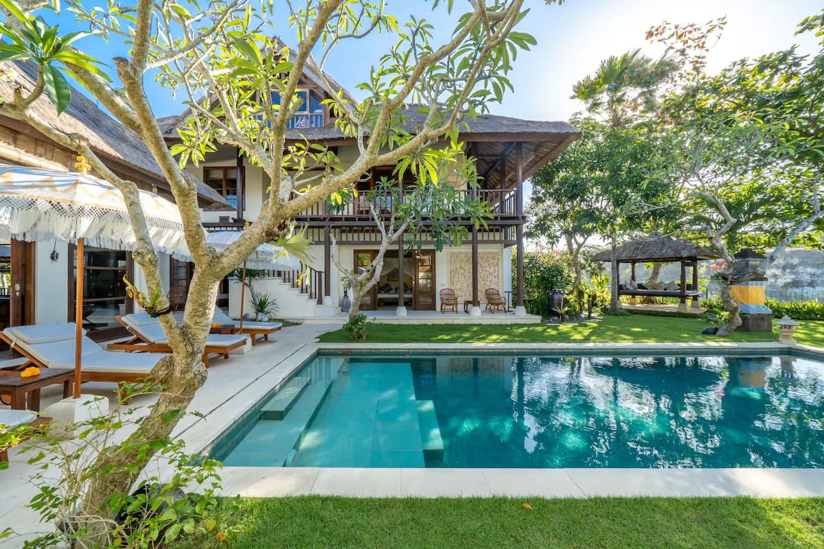 Gehen Sie von einer geräumigen Designer-Villa von Nakula zum Jimbaran Beach - Außenbereich