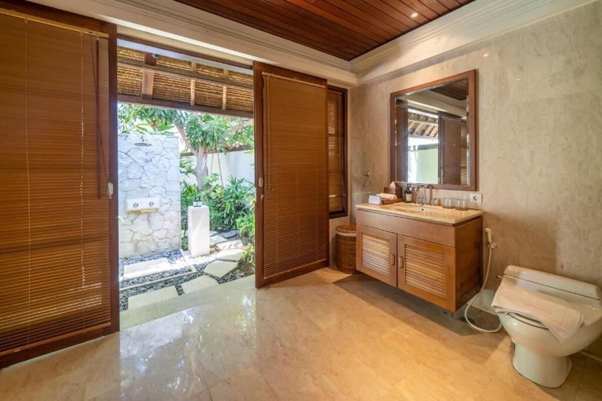 Gehen Sie von einer geräumigen Designer-Villa von Nakula zum Jimbaran Beach - Badezimmer