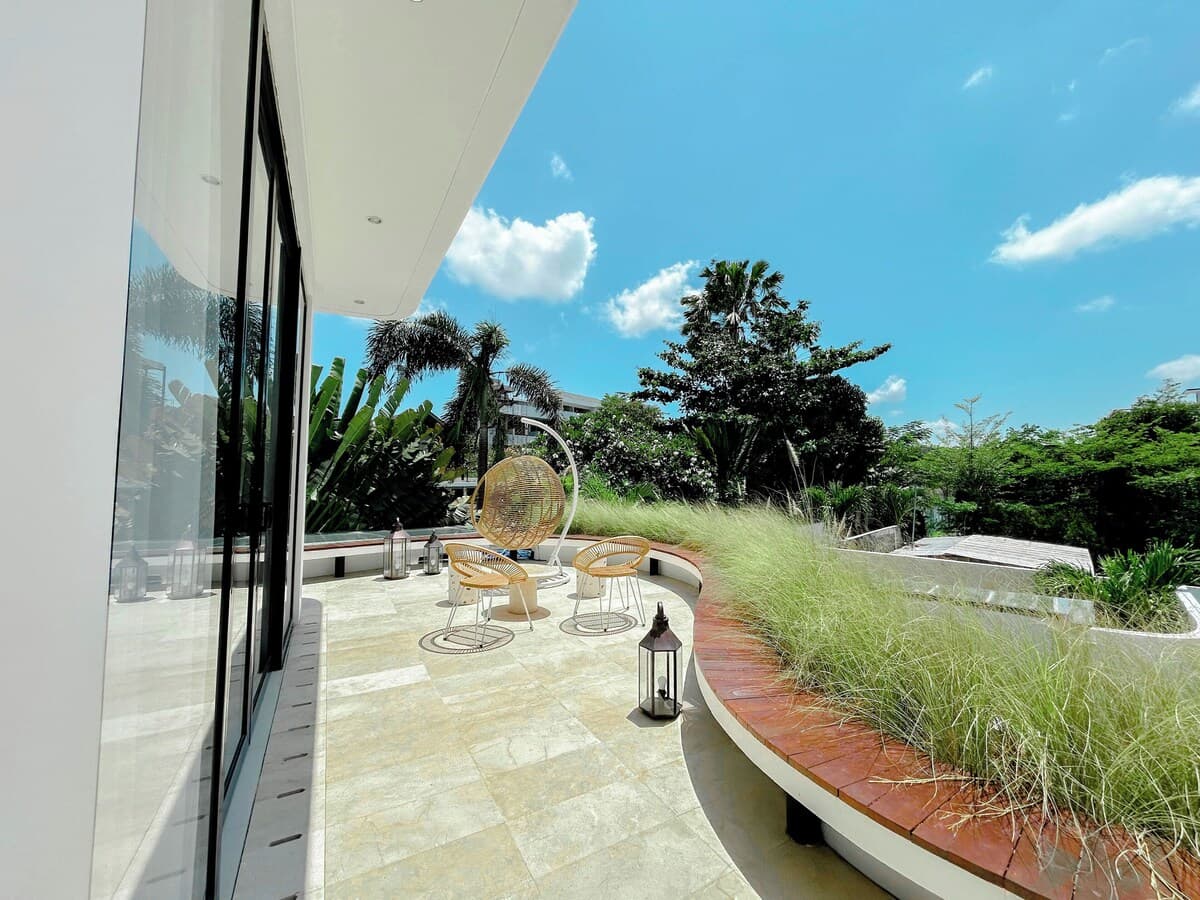 Ruhe in einer luxuriösen 4-Bett-Zimmer-Villa in Canggu - Terrasse/Patio