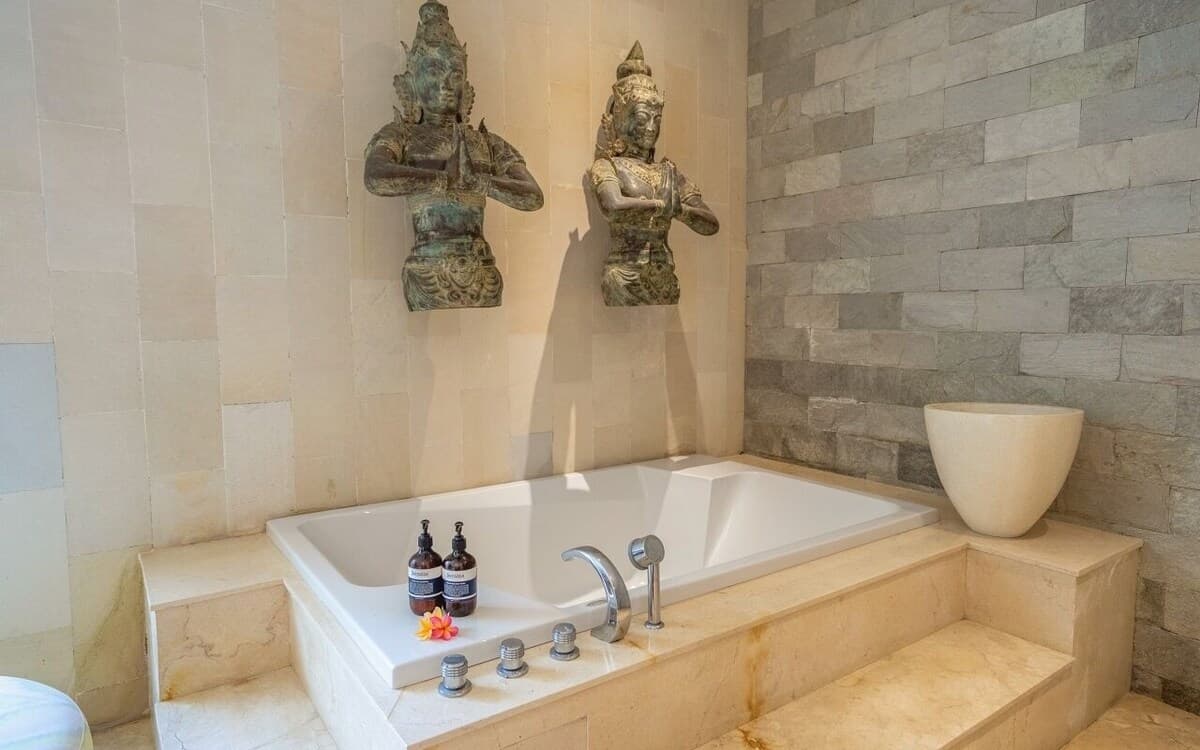 4-Bett-Zimmer-Villa am Strand in Cemagi mit Meerblick - Badezimmer