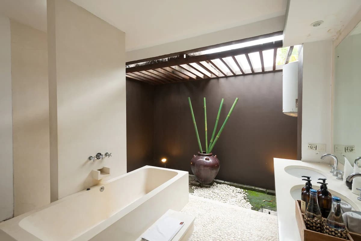 Luxuriöser 5-Schlafzimmer-Hafen im Zentrum von Seminyak - Badezimmer