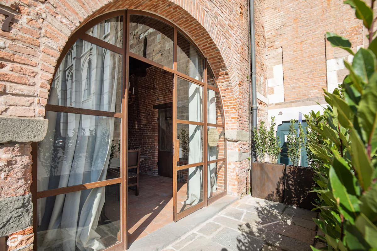 Mittelalterliches Turmhaus neben dem 1200 erbauten Glockenturm der Kathedrale San Martino. - Außenbereich