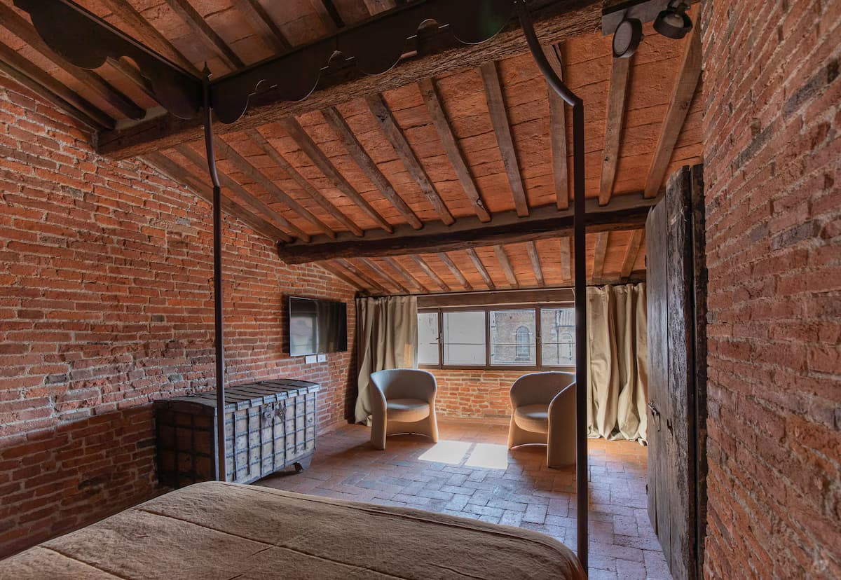 Mittelalterliches Turmhaus neben dem 1200 erbauten Glockenturm der Kathedrale San Martino. - Schlafzimmer