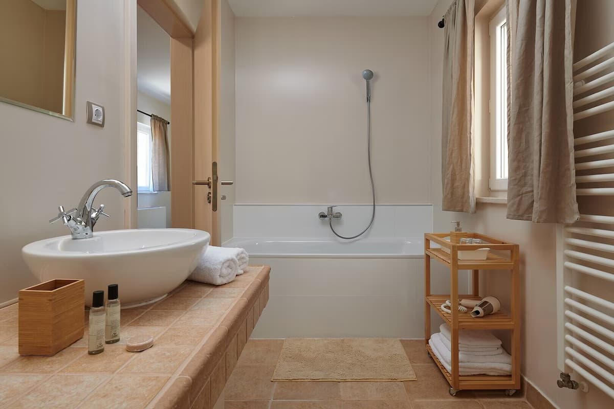 Moderne Vier-Schlafzimmer-Villa mit eigenem Pool und schönen Meerblick - Badezimmer