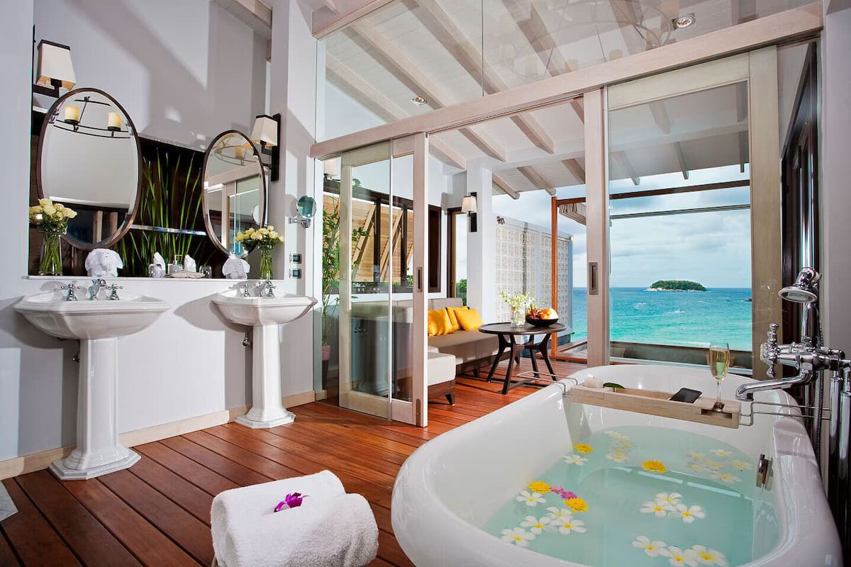 Villa mit Infinity-Pool und 1 Schlafzimmer am Strand in Kata - Badezimmer
