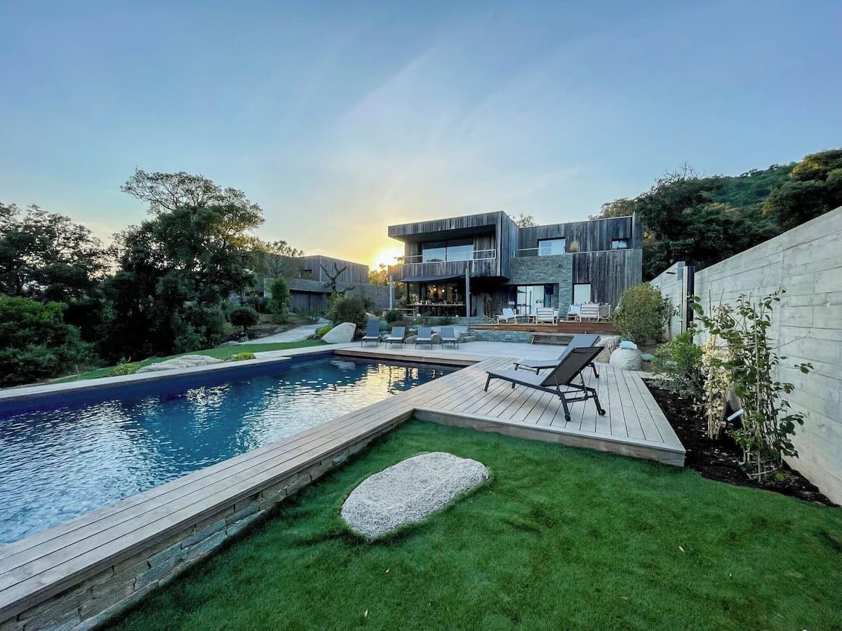 Superb architect-designed villa with swimming pool, sea & maquis views. Terrace 400m from the beach! - Außenbereich