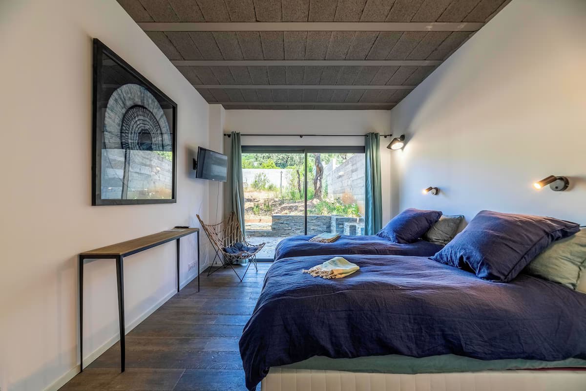 Superb architect-designed villa with swimming pool, sea & maquis views. Terrace 400m from the beach! - Schlafzimmer
