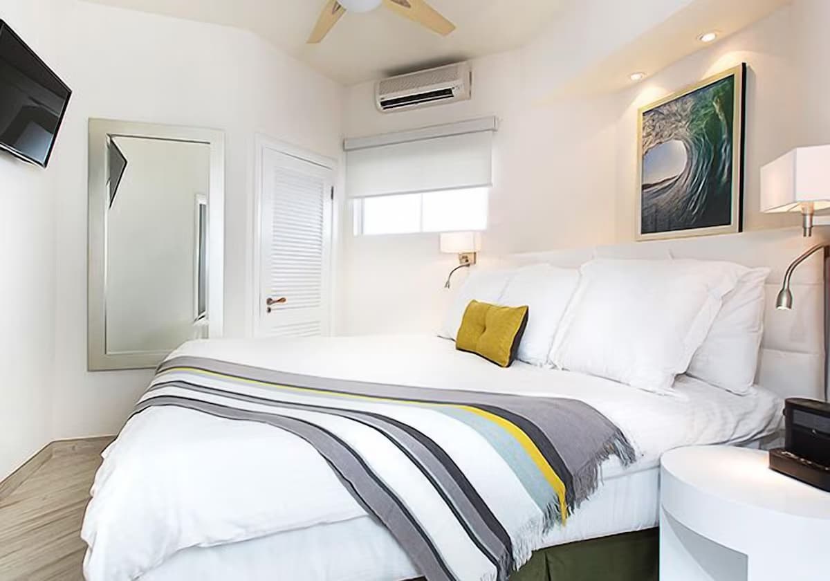 Nur wenige Minuten zum Dover Beach! Zwei Suiten mit Frühstück, kostenlose Liegestühle am Strand, Pool! - Schlafzimmer