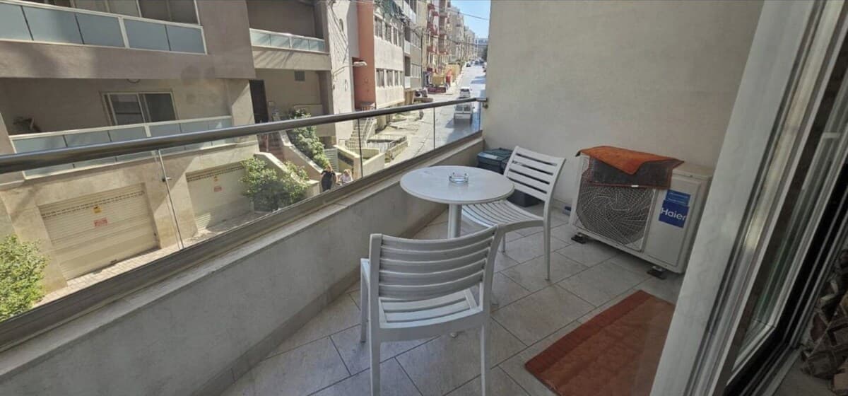 Gemütliches Apartment mit 2 Schlafzimmern und 2 Bädern und Terrasse in der Nähe der Promenade - Außenbereich