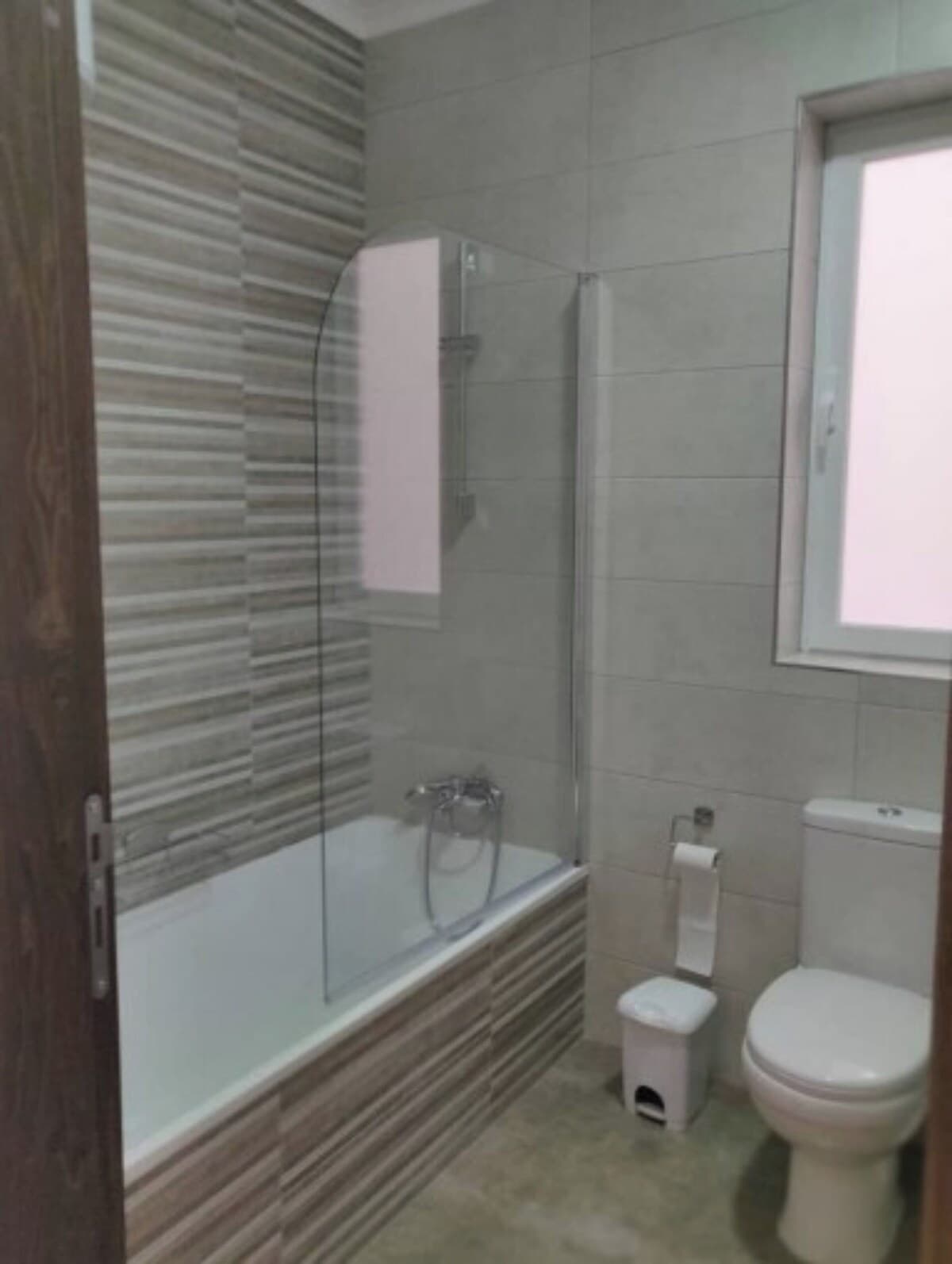 Gemütliches Apartment mit 2 Schlafzimmern und 2 Bädern und Terrasse in der Nähe der Promenade - Badezimmer