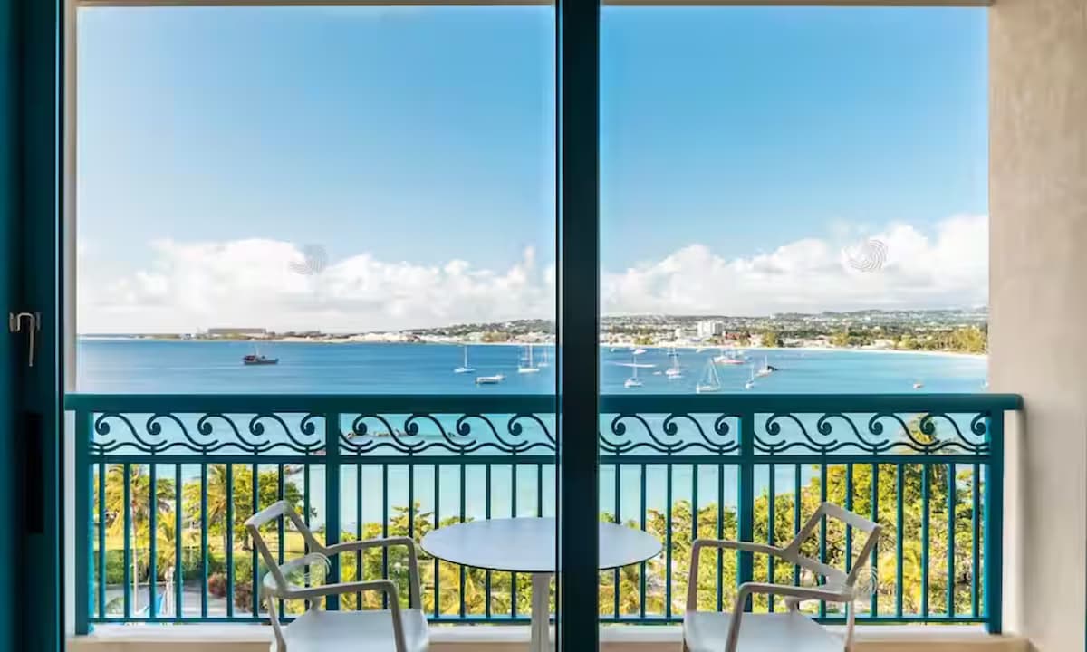 2 einladende Suiten mit atemberaubendem Blick auf die Bucht und umfassendem Spa-Service - Infinity-Pool - Außenbereich