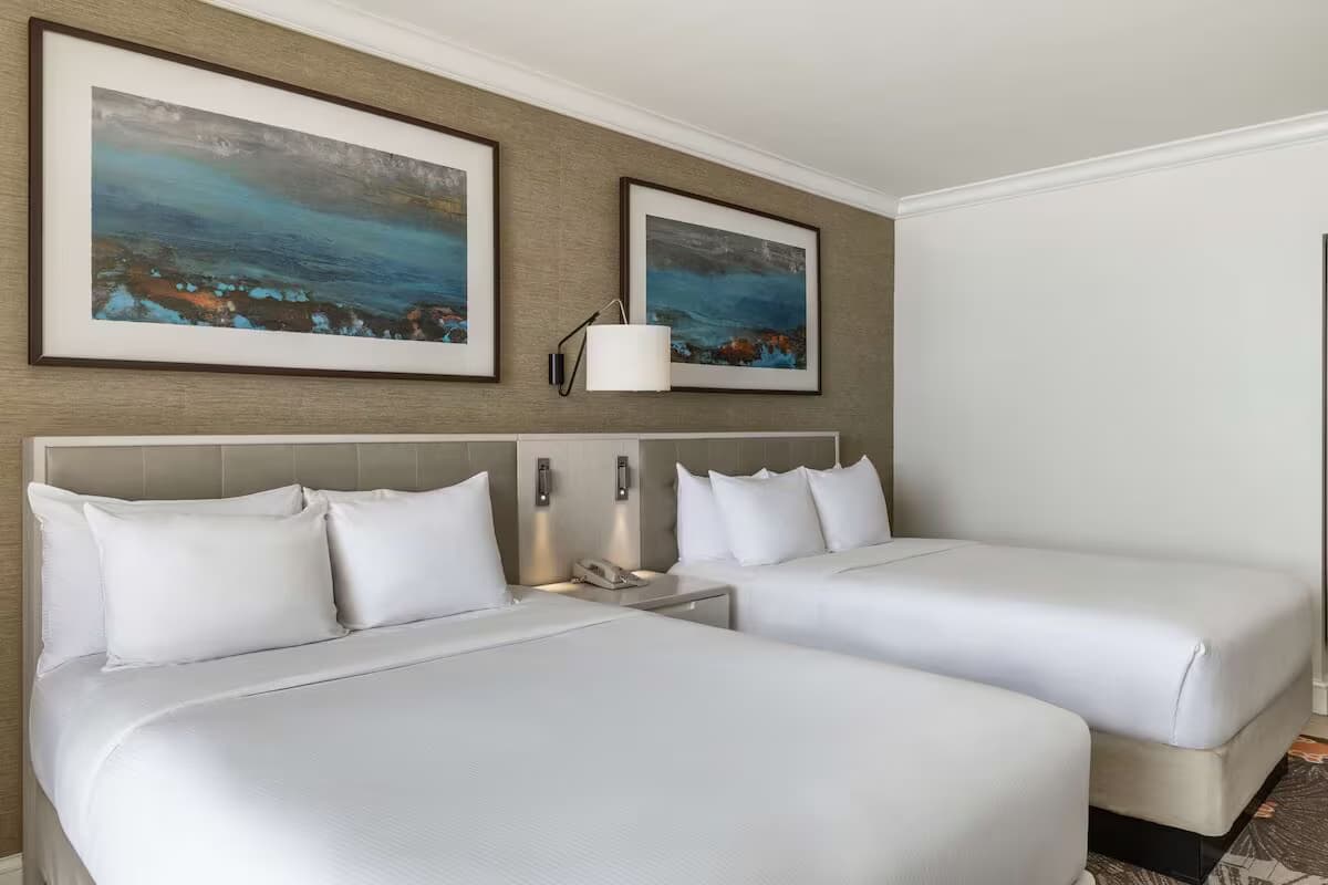 2 einladende Suiten mit atemberaubendem Blick auf die Bucht und umfassendem Spa-Service - Infinity-Pool - Schlafzimmer