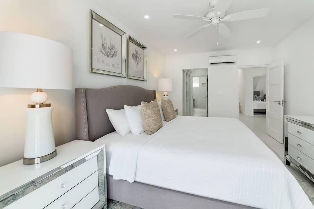 Weiße 4-Schlafzimmer-Villa mit herrlichem Meerblick in einer Gated Community in St. James - Schlafzimmer
