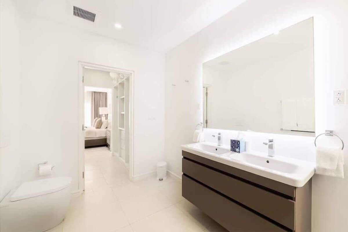 Weiße 4-Schlafzimmer-Villa mit herrlichem Meerblick in einer Gated Community in St. James - Badezimmer