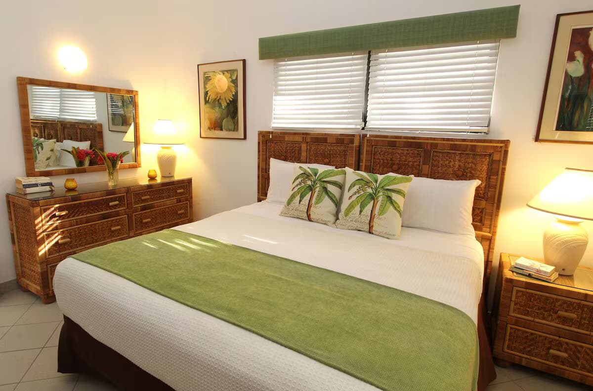 Atemberaubender Sonnenuntergang in unserem Beach Front Stay | Wohnbereich & Privater Patio - Schlafzimmer