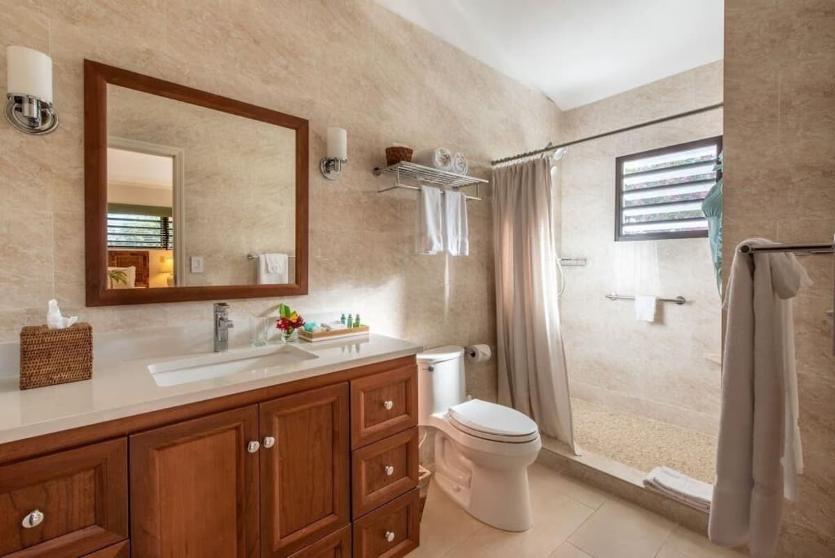 Atemberaubender Sonnenuntergang in unserem Beach Front Stay | Wohnbereich & Privater Patio - Badezimmer