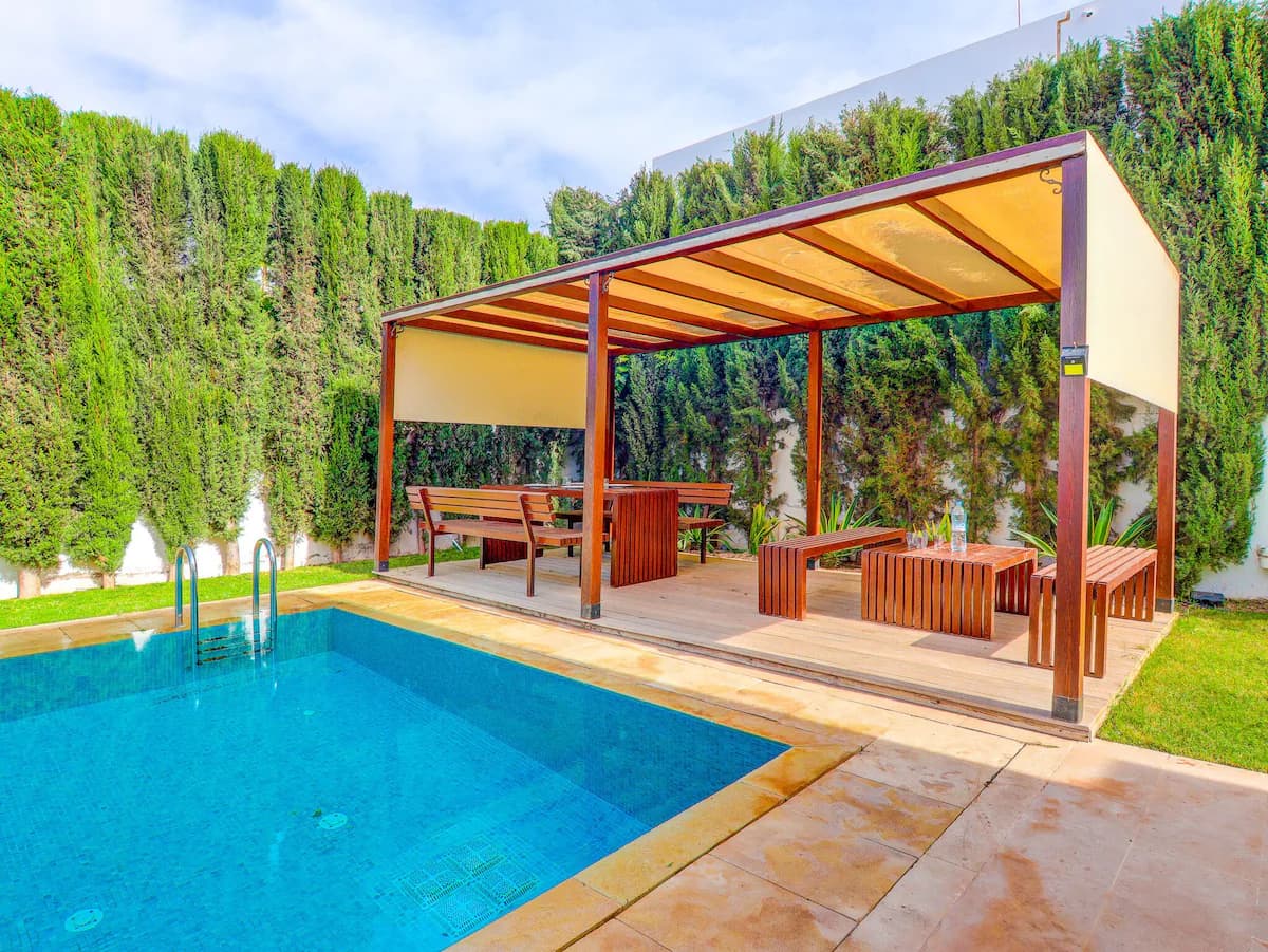 Villa-Deluxe-barrierefreies Badezimmer-Poolblick - Außenbereich