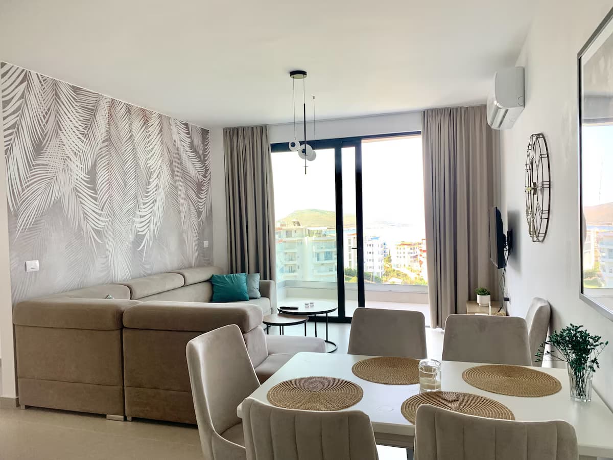 Green Luxe Apartment 2-Zimmer-Apartment mit WLAN und Klimaanlage im ruhigen Saranda - Wohnbereich