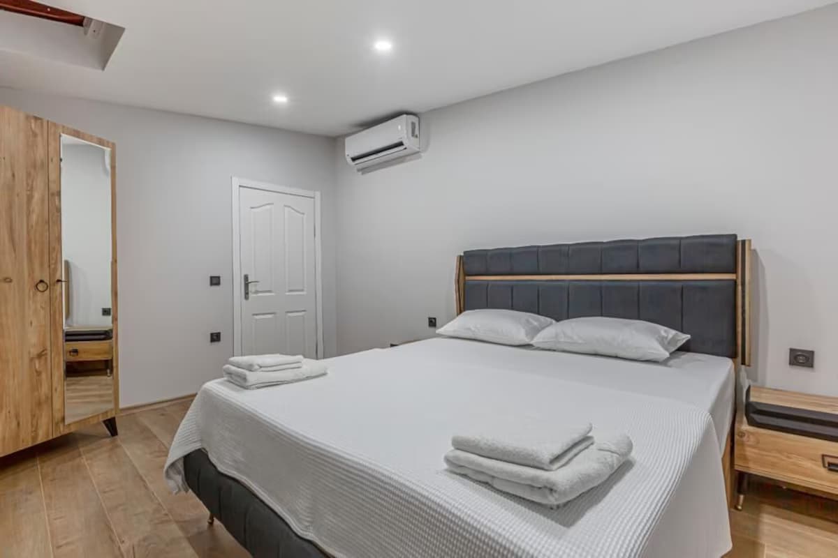 Ganzes Ferienhaus·Private Gastgeber Ruhige Ferienvillen – Whirlpool – Kamin – Zimmer mit Klimaanlage – in der Nähe von Land of Legends - Schlafzimmer