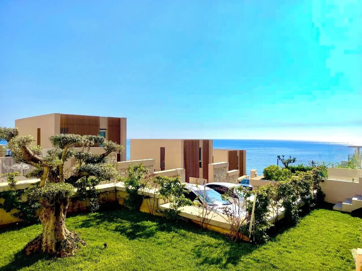 Charmante Villa mit 2 Schlafzimmern, Garten und Meerblick in Green Coast, Palase - Außenbereich