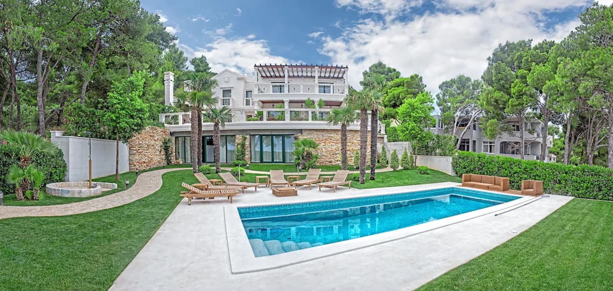 Villa Richi, einzigartige Luxusvilla mit eigenem Strandeingang und Innenpool - Außenbereich