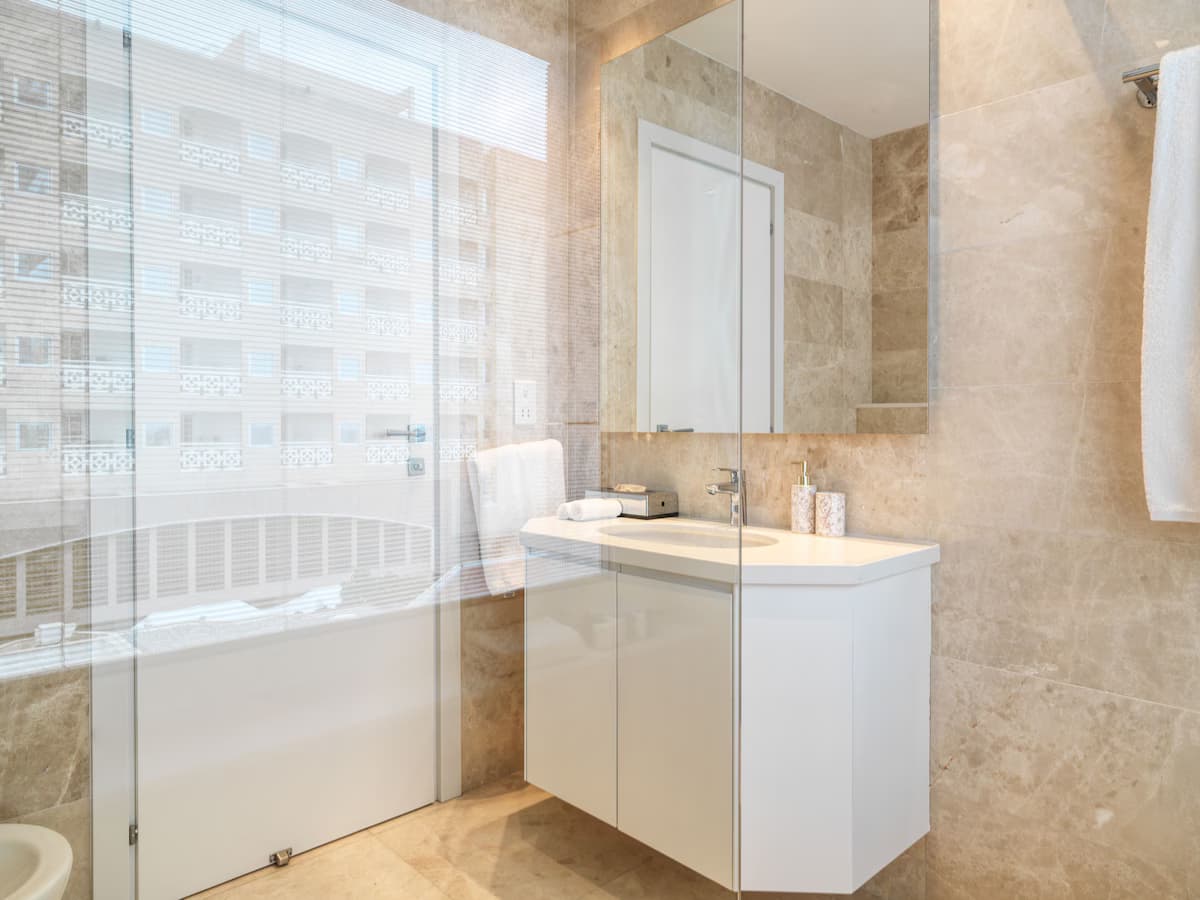 Der Turm im St. Raphael Resort - Badezimmer